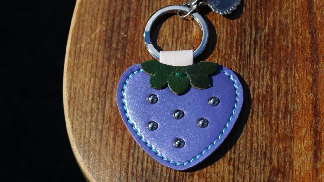 32 いちごのコインポッケキーホルダー｜【公式】ランドセルリメイク北海道千歳市の革工房